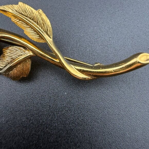 Avon Rose Brooch Gold-Tone Metal Pink Porcelain Flower Pin Floral Design Vintage - Picture 2 of 6